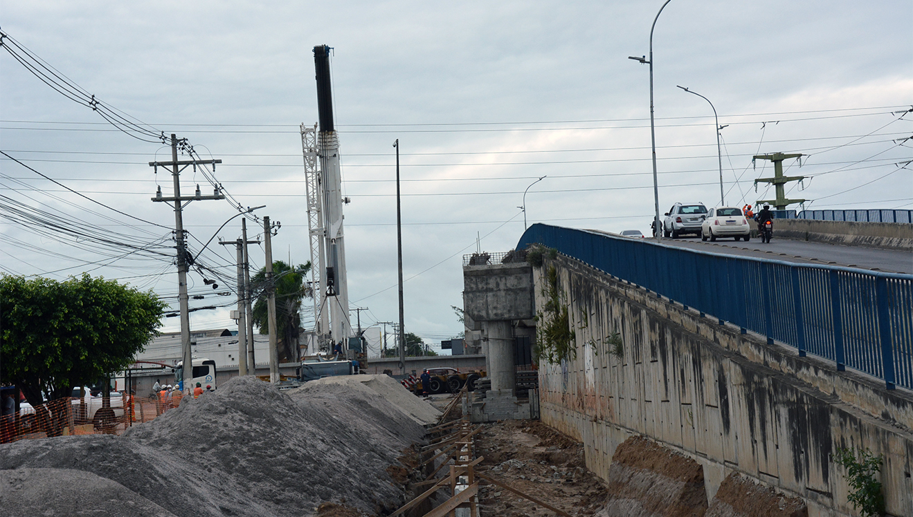 Viaduto recebe vigas de sustentação para duplicação